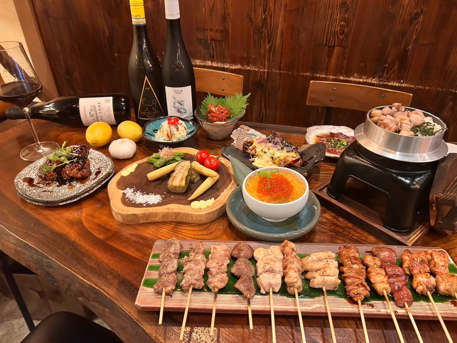 炭火焼き鳥や旬の料理、ワインを並べたお料理の盛り合わせ